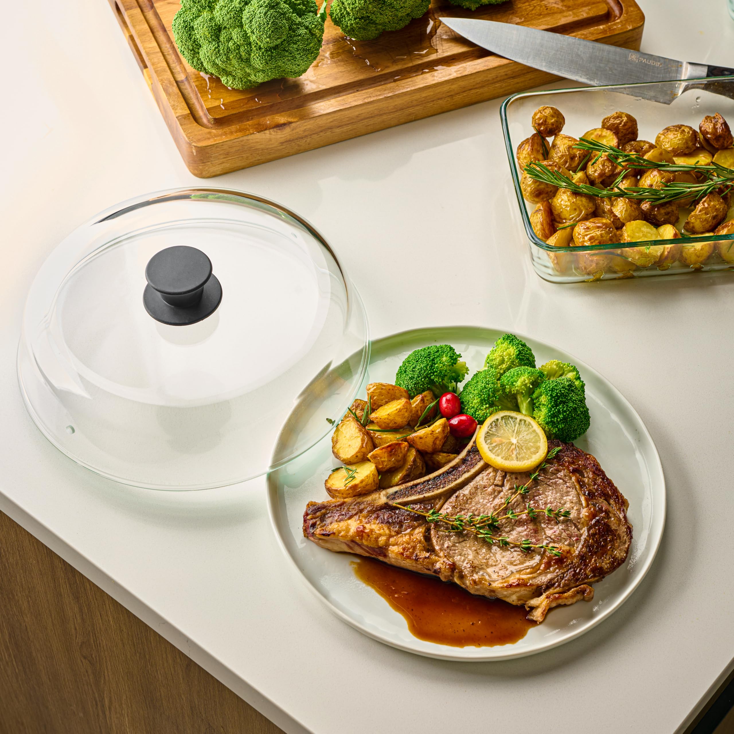 Le'raze clear-view glass lid lets you monitor food while it heats.