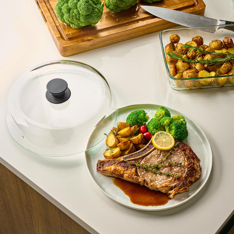 Le'raze clear-view glass lid lets you monitor food while it heats.