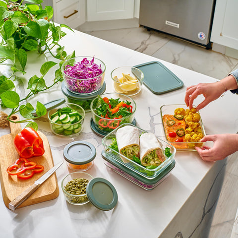 Le'raze round glass containers offer crystal-clear visibility for quick meal prep.