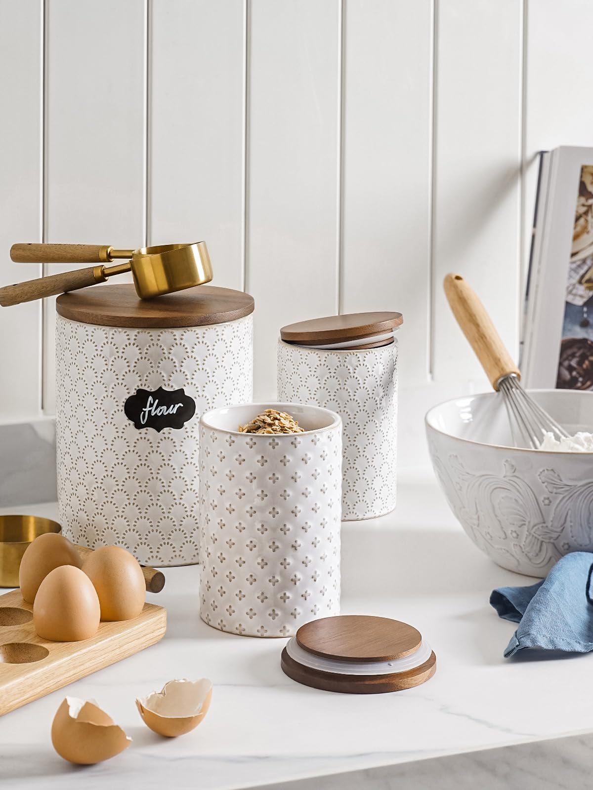 LE TAUCI acacia wood lids closeup showing durable, moisture-resistant design.