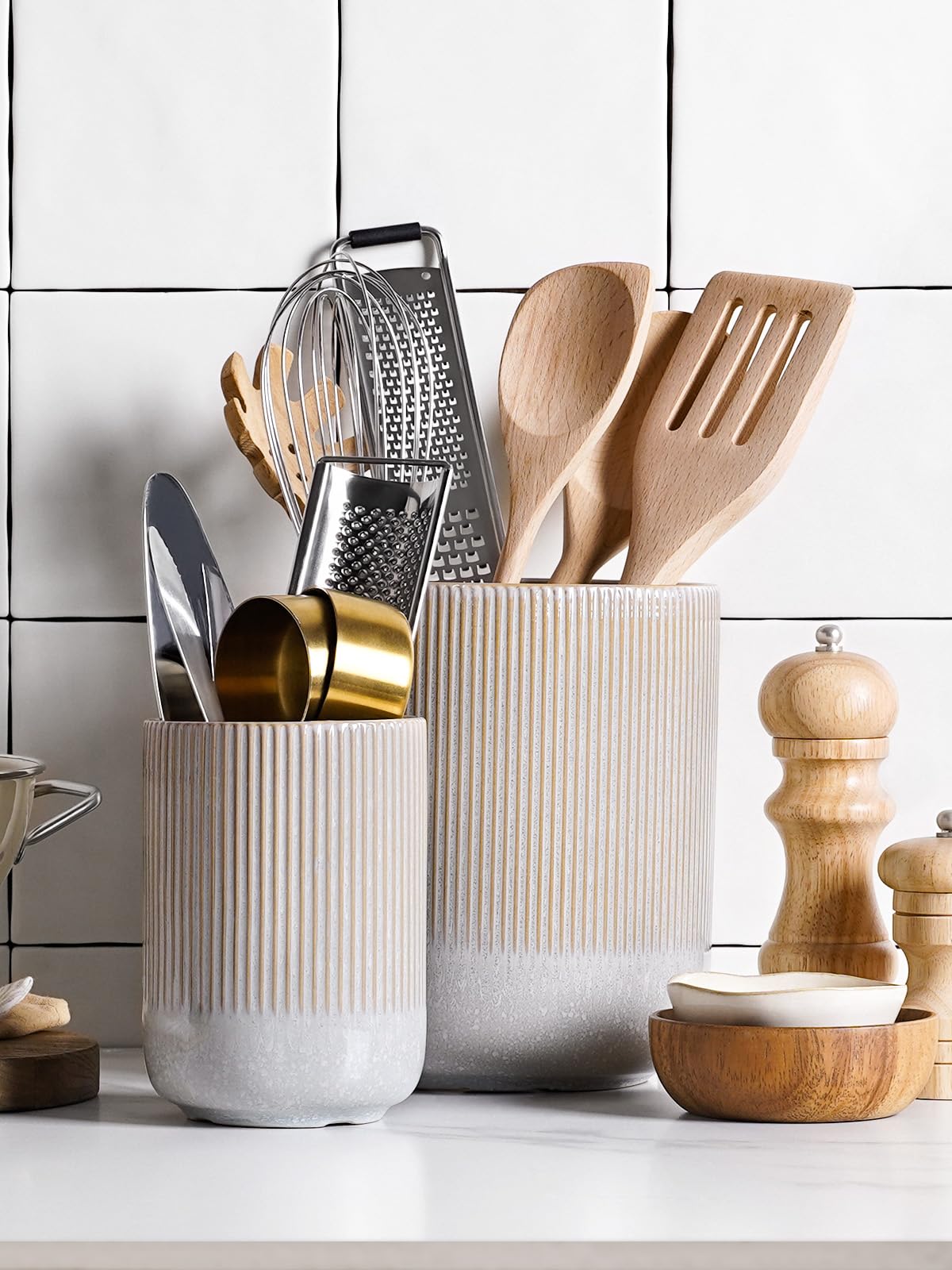 LE TAUCI ceramic glaze marble detail adds subtle elegance to any kitchen.