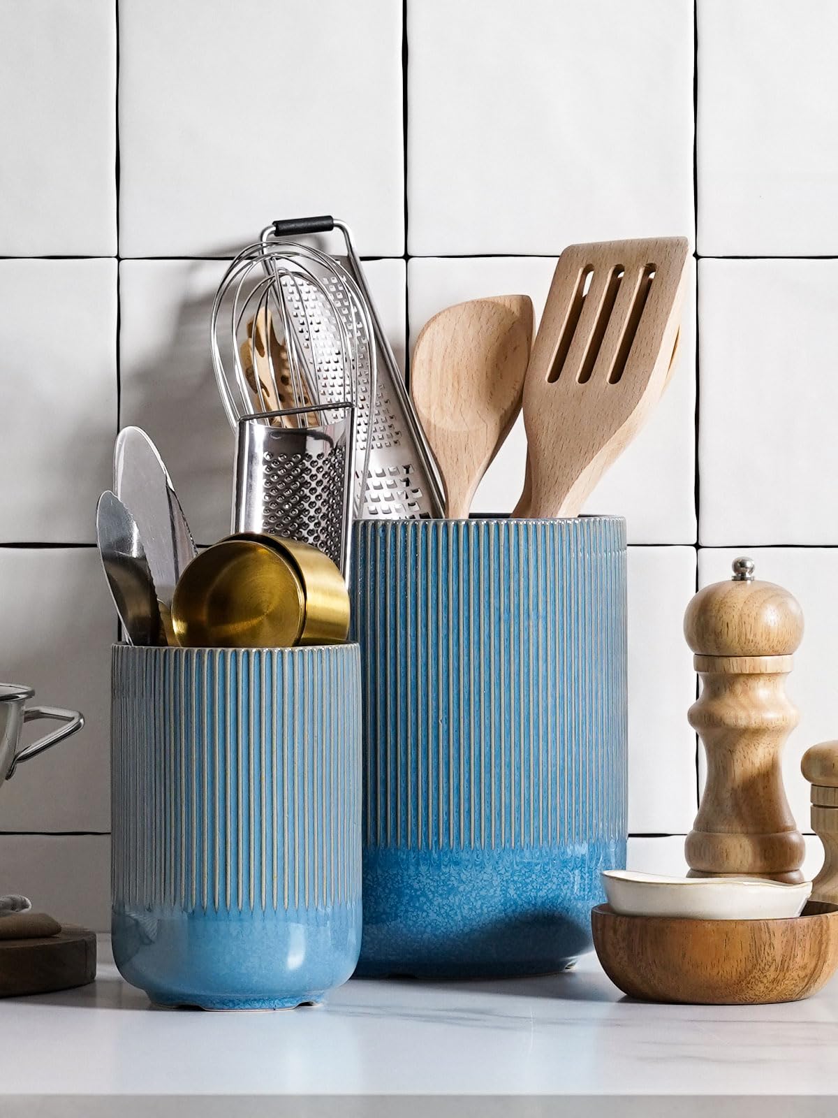 LE TAUCI ceramic organizer with vertical ribbed stripes enhances coastal decor.