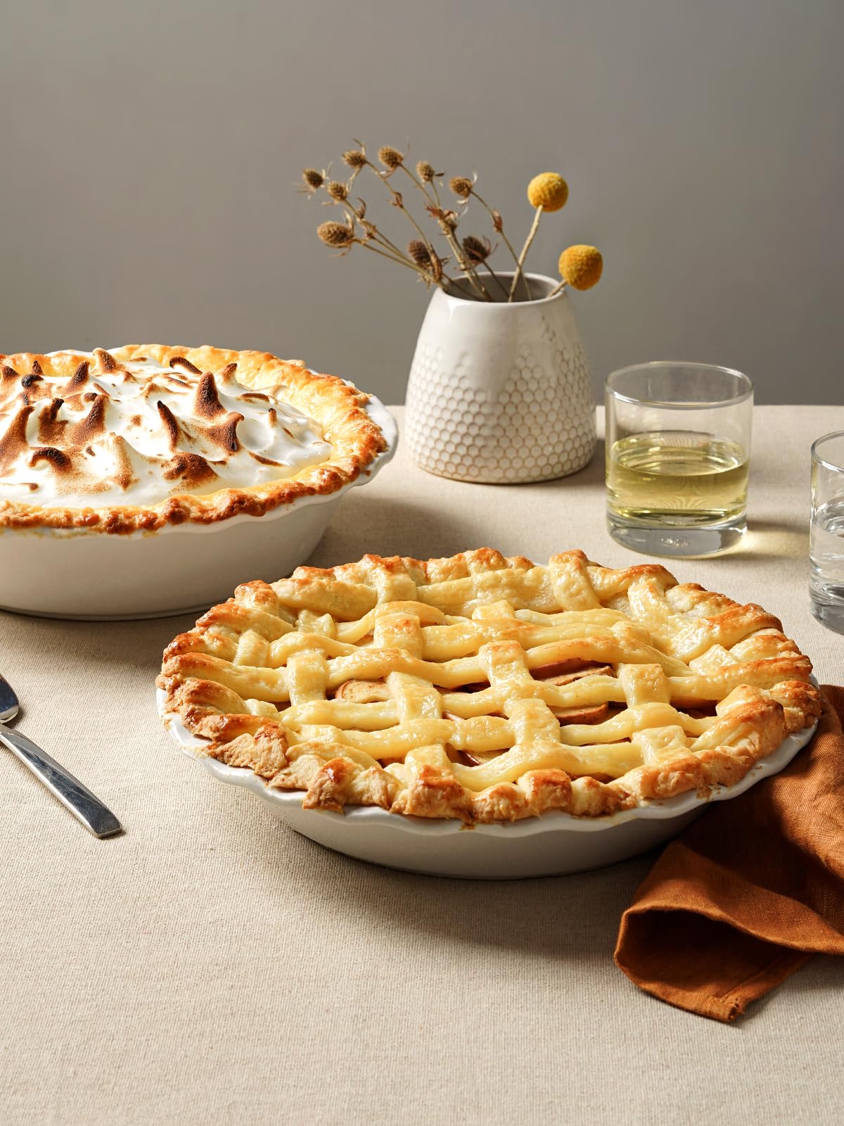 LE TAUCI ceramic oven-safe pie dish withstands high heat