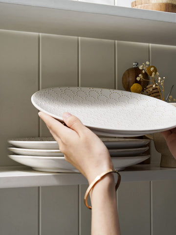 LE TAUCI embossed detail close-up enhances table presentation with texture.