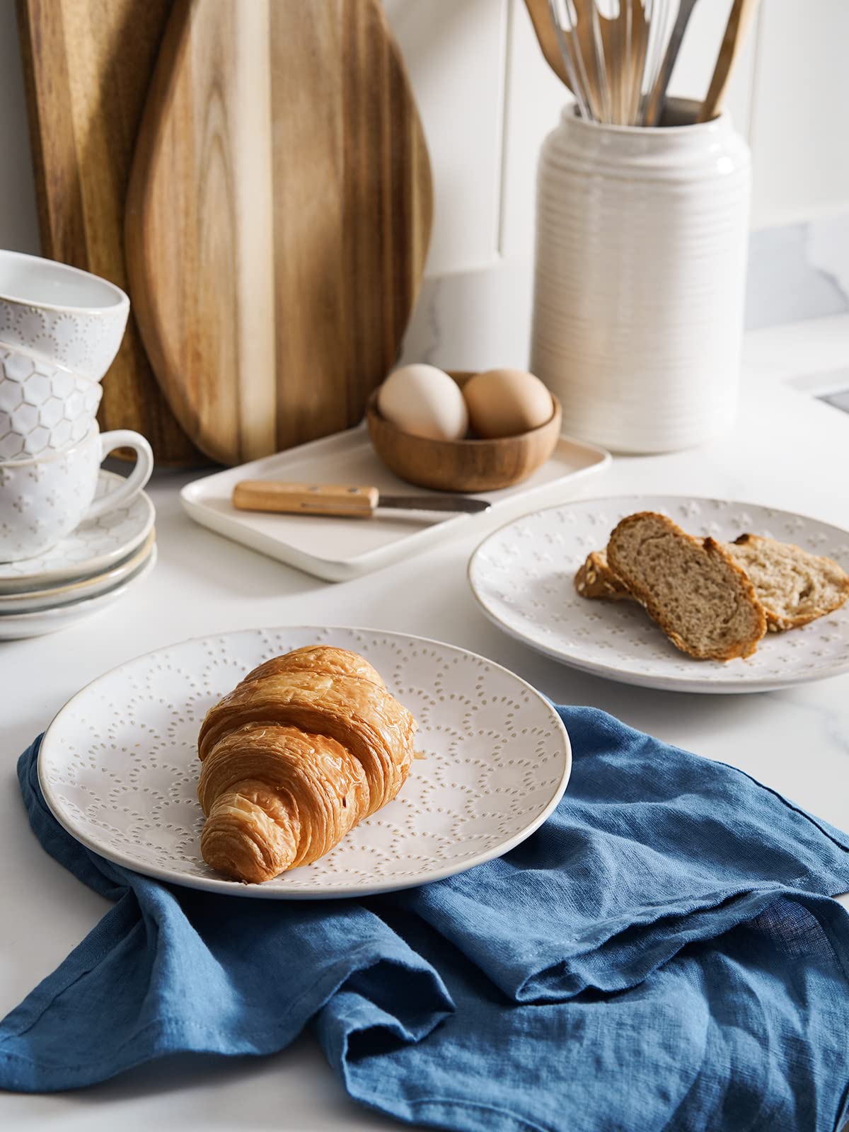 LE TAUCI 26-ounce soup bowl with generous capacity and sturdy stoneware