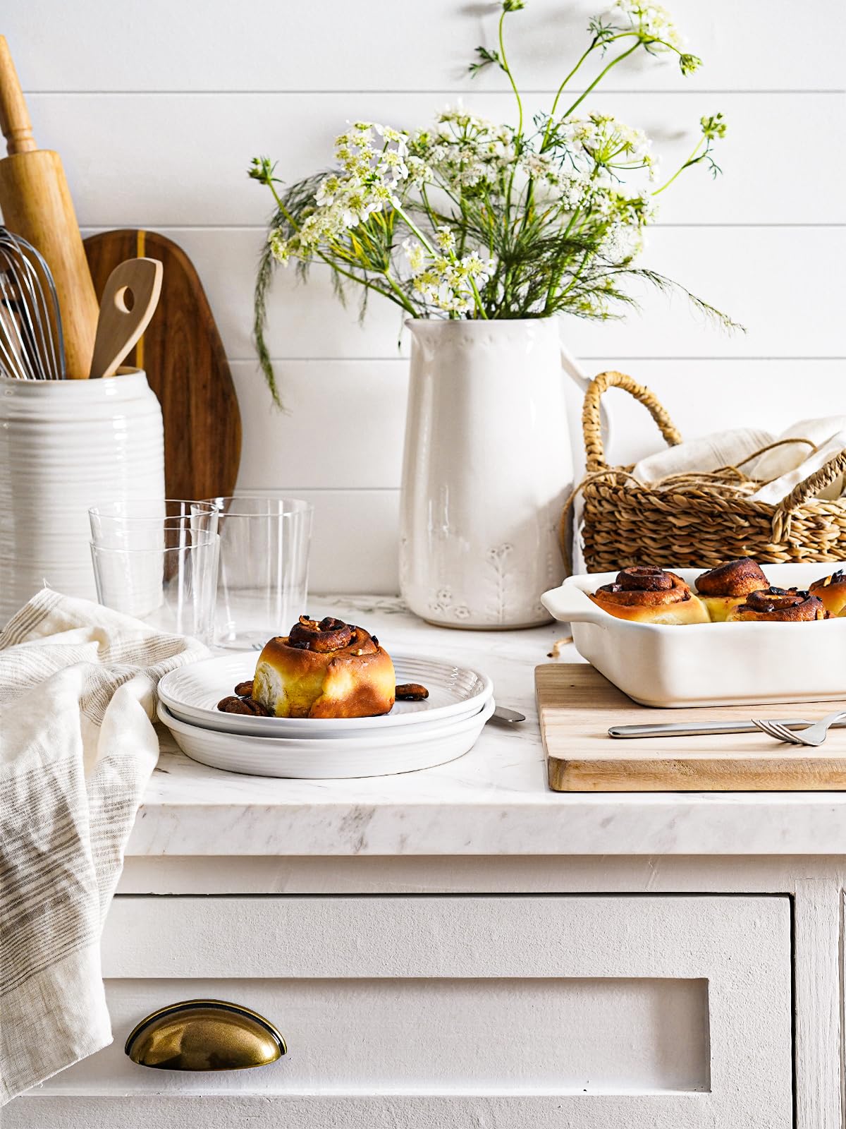 LE TAUCI Dishes Set microwave safe plates enable quick reheats.