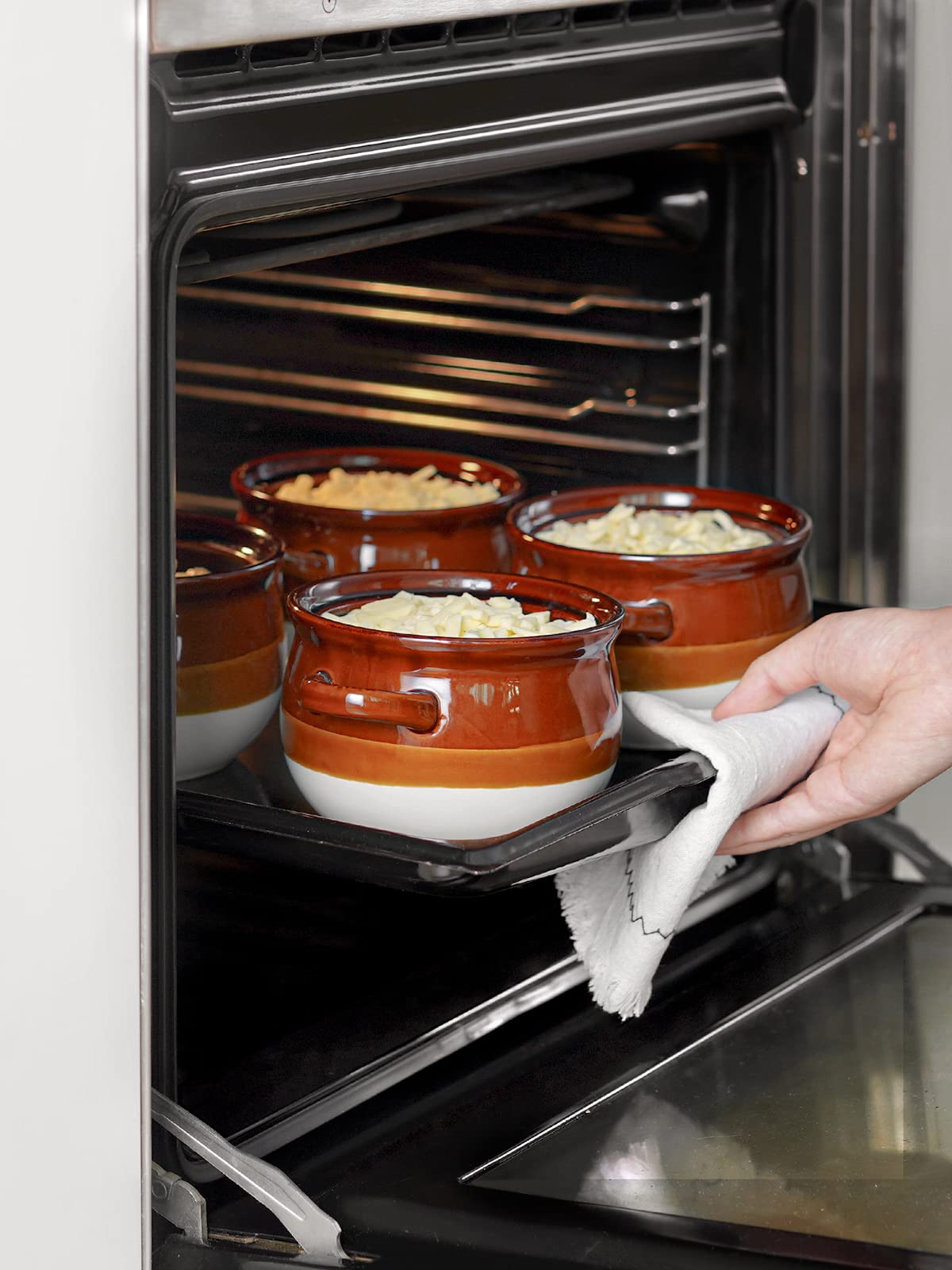 LE TAUCI double-handle design ensures safe handling in the microwave.