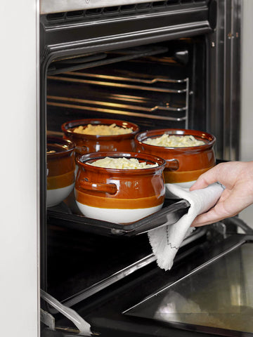 LE TAUCI double-handle design ensures safe handling in the microwave.