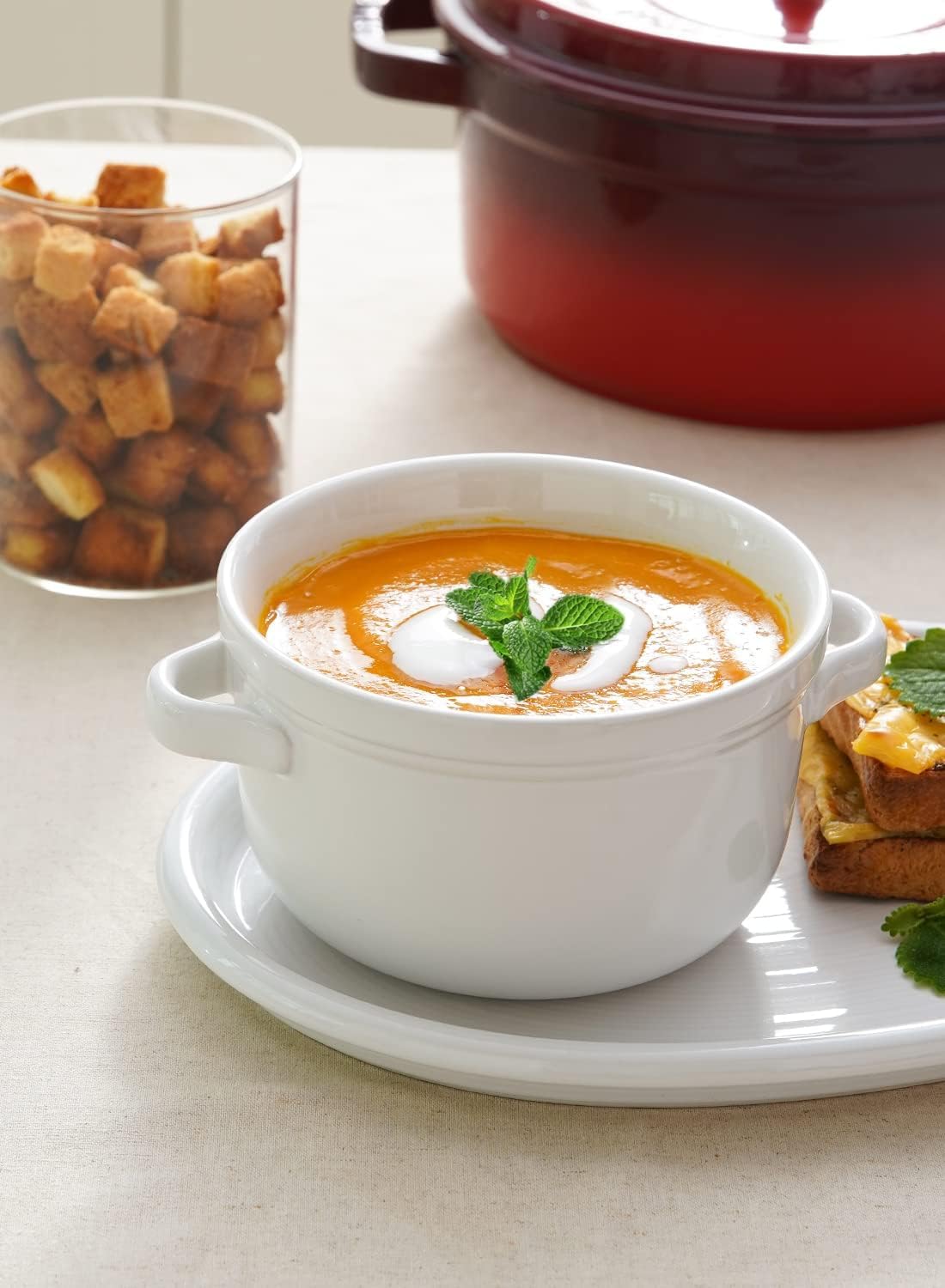 LE TAUCI bowls with two ergonomic handles simplify carrying from oven to table.