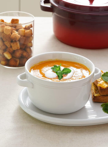 LE TAUCI bowls with two ergonomic handles simplify carrying from oven to table.