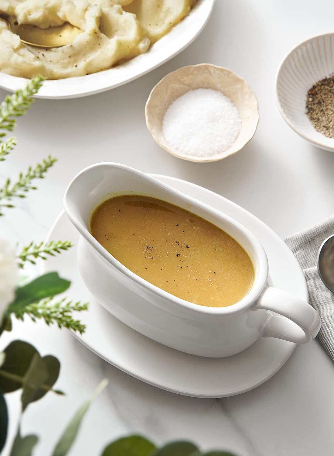 LE TAUCI gravy boat with accompanying tray for neat serving
