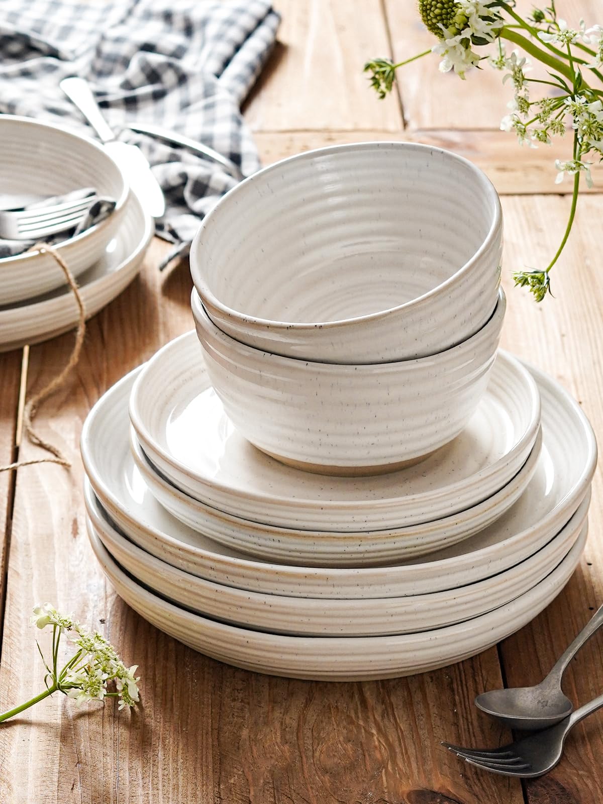 LE TAUCI housewarming gift dinnerware with versatile styling.