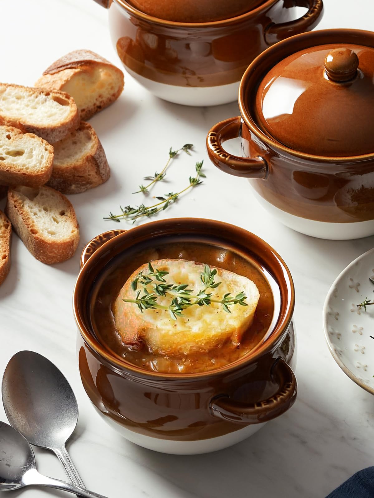 LE TAUCI lid protects meals from dust and pets.