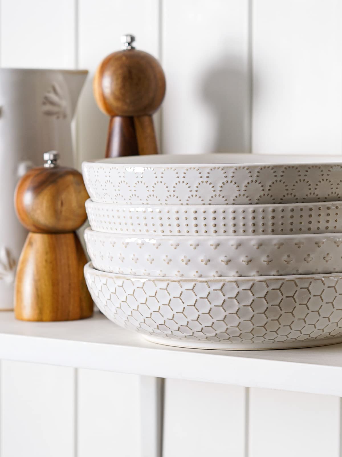 LE TAUCI versatile bowls suit salad, pasta, and hearty stews.