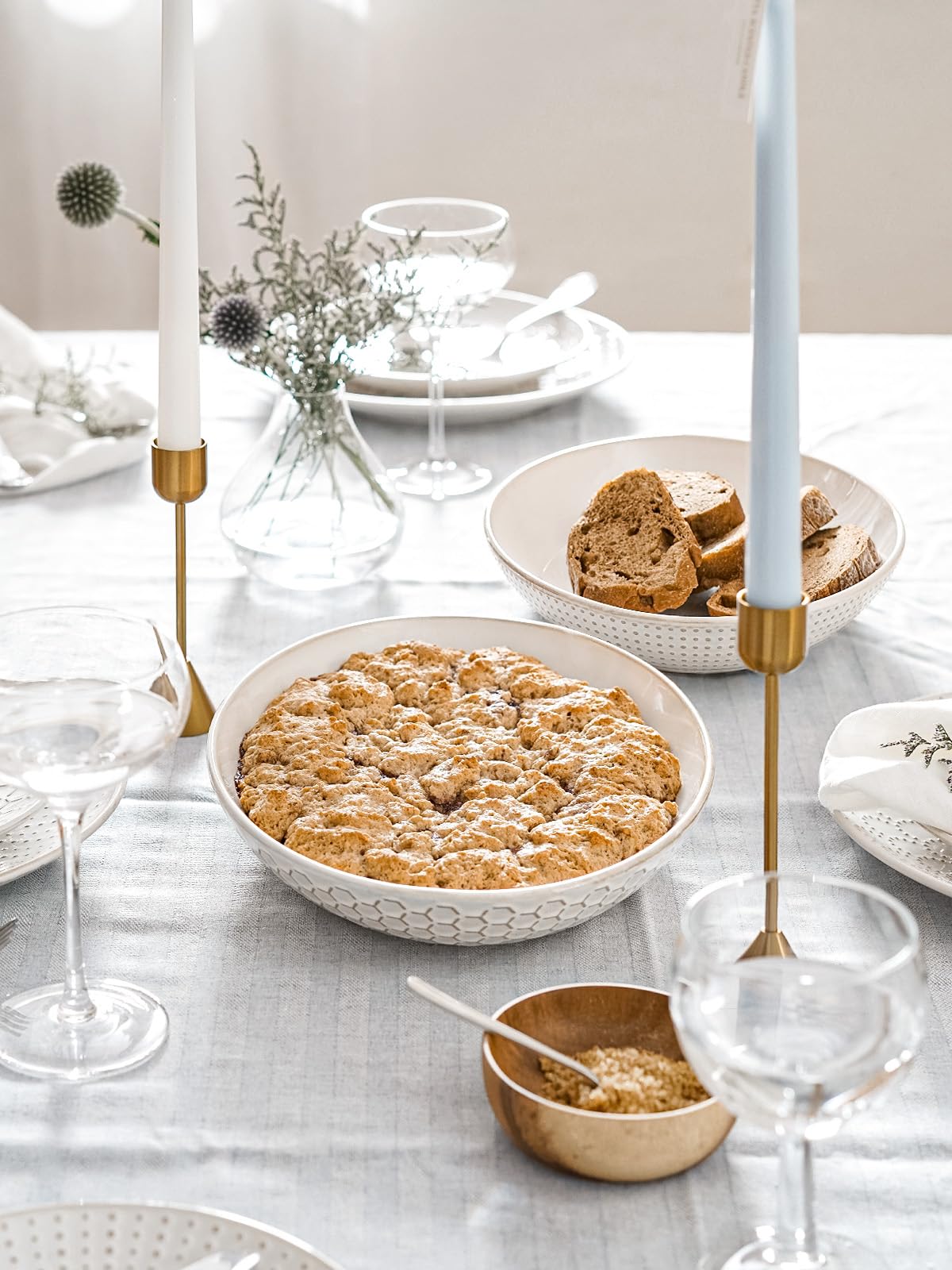 LE TAUCI large-capacity bowls support family-style serving and leftovers.