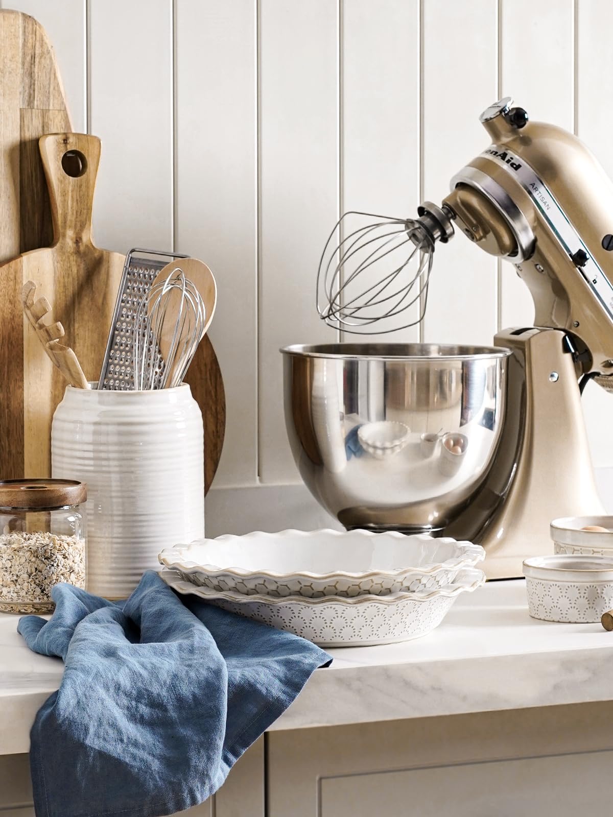 LE TAUCI oven-safe ceramic pie dish resists odors for keeping flavors clean.