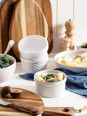 LE TAUCI Arctic White display on table elevates everyday dining.