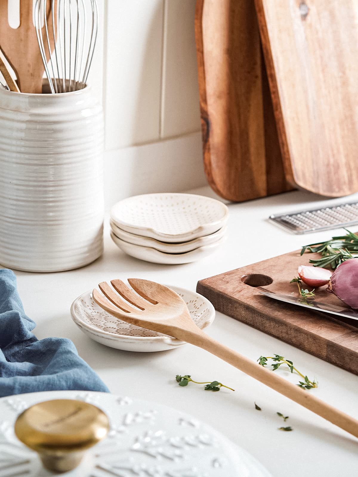 LE TAUCI spoon rest featuring crest embossment protects surfaces during prep