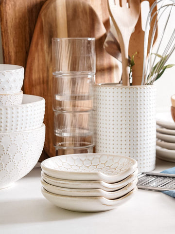 LE TAUCI spoon rest with embossed heart design keeps countertops tidy