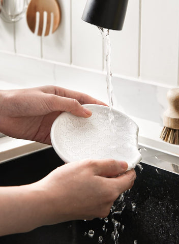 LE TAUCI spoon rest featuring linear embossment is easy to clean and store