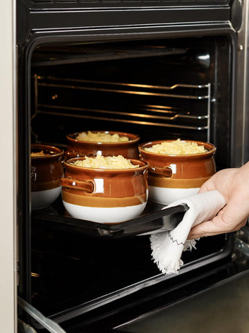 LE TAUCI two handle design facilitates safe microwave transfers