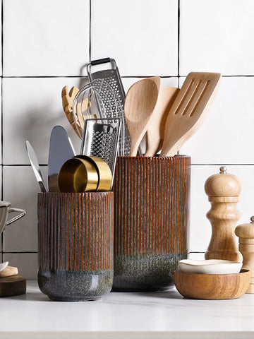 LE TAUCI ceramic holder with stable weight for safe utensil access.