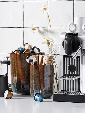 LE TAUCI easy-clean ceramic holder resists stains for daily use.