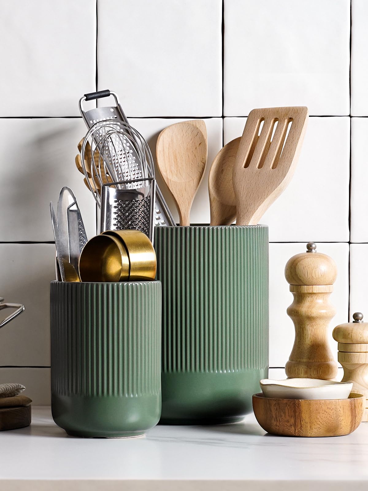LE TAUCI small holder keeps flatware organized and accessible.