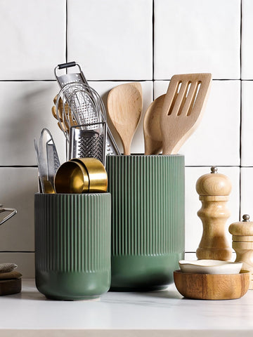 LE TAUCI small holder keeps flatware organized and accessible.