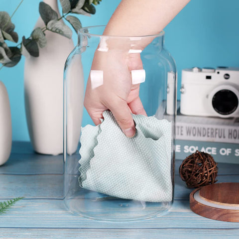 Leaves and Trees Y anti-skid bottom keeps the jar steady on counters.