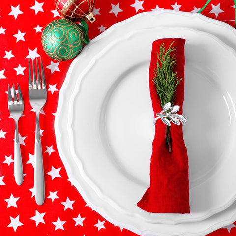 Legigo leaf napkin ring pairs with glassware for a cohesive tablescape.