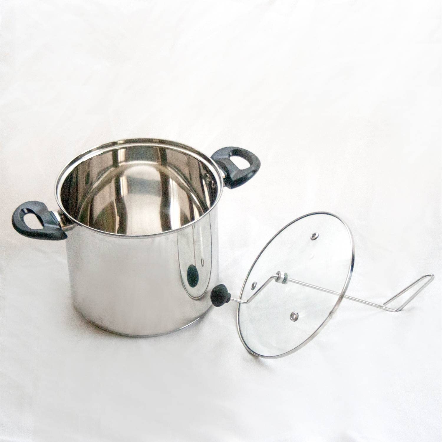Lehman's manual stovetop popper fills up to 4.76 quarts for family sizes