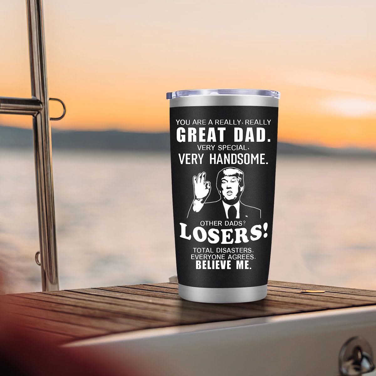 LEIOH 20oz tumbler mug black hands-holding, ideal for on-the-go hydration