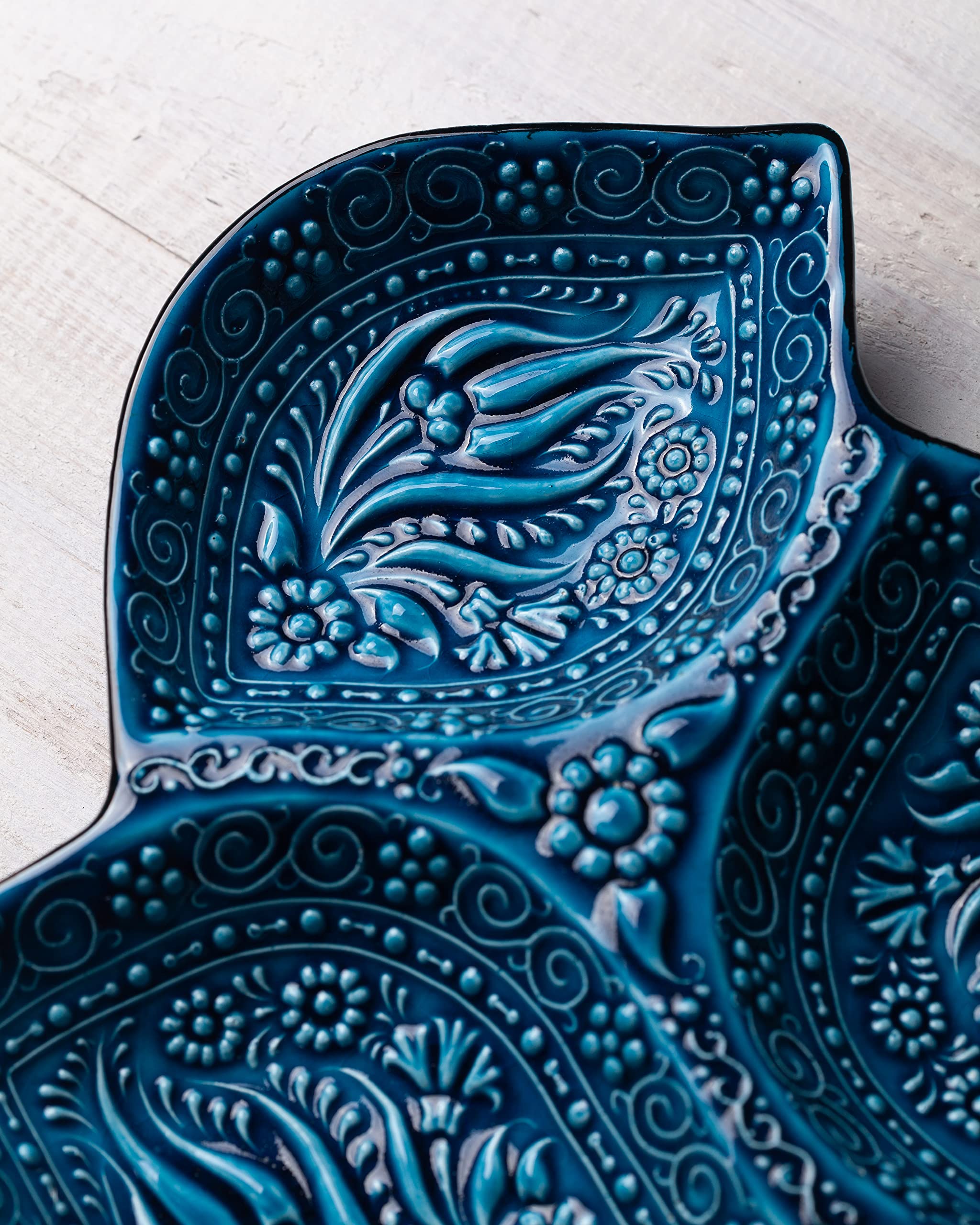LEMOSE blue leaf pattern serving tray adds decorative charm to gatherings.