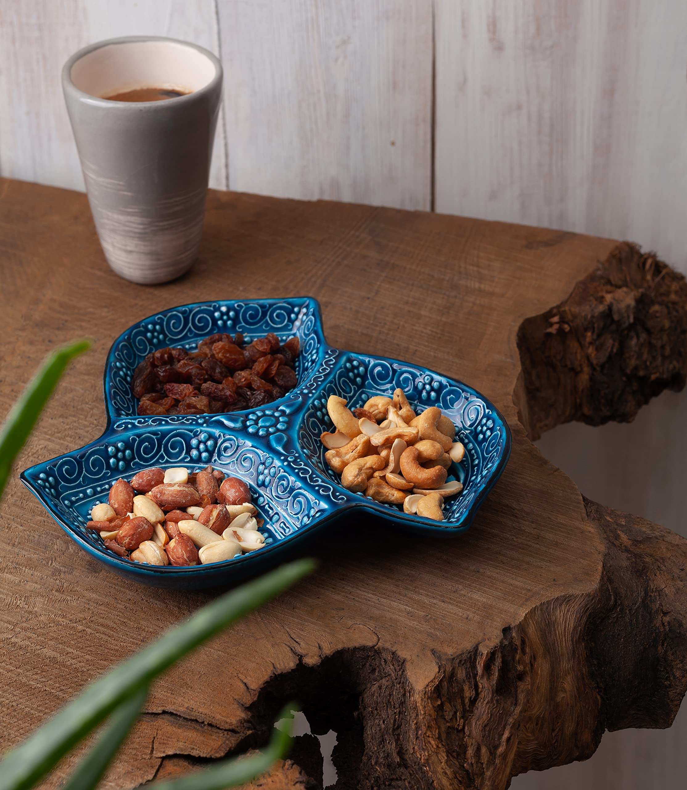 LEMOSE divided snack plate ideal for dips, nuts and fruits at parties.