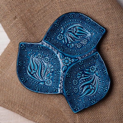 LEMOSE three-section dish helps keep foods separate and tidy.
