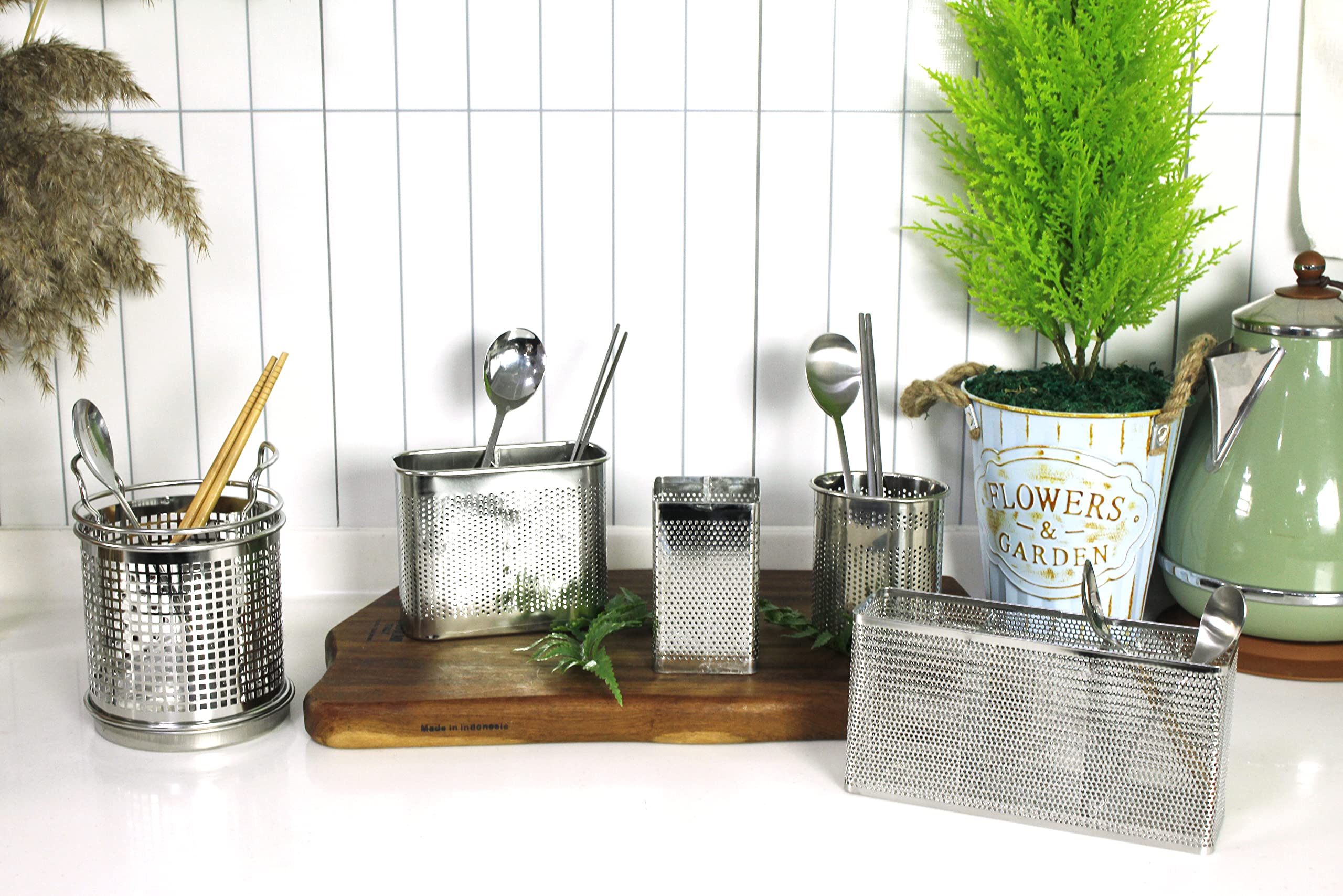 LENITH easy-clean stainless steel basket simplifies cleanup after use.