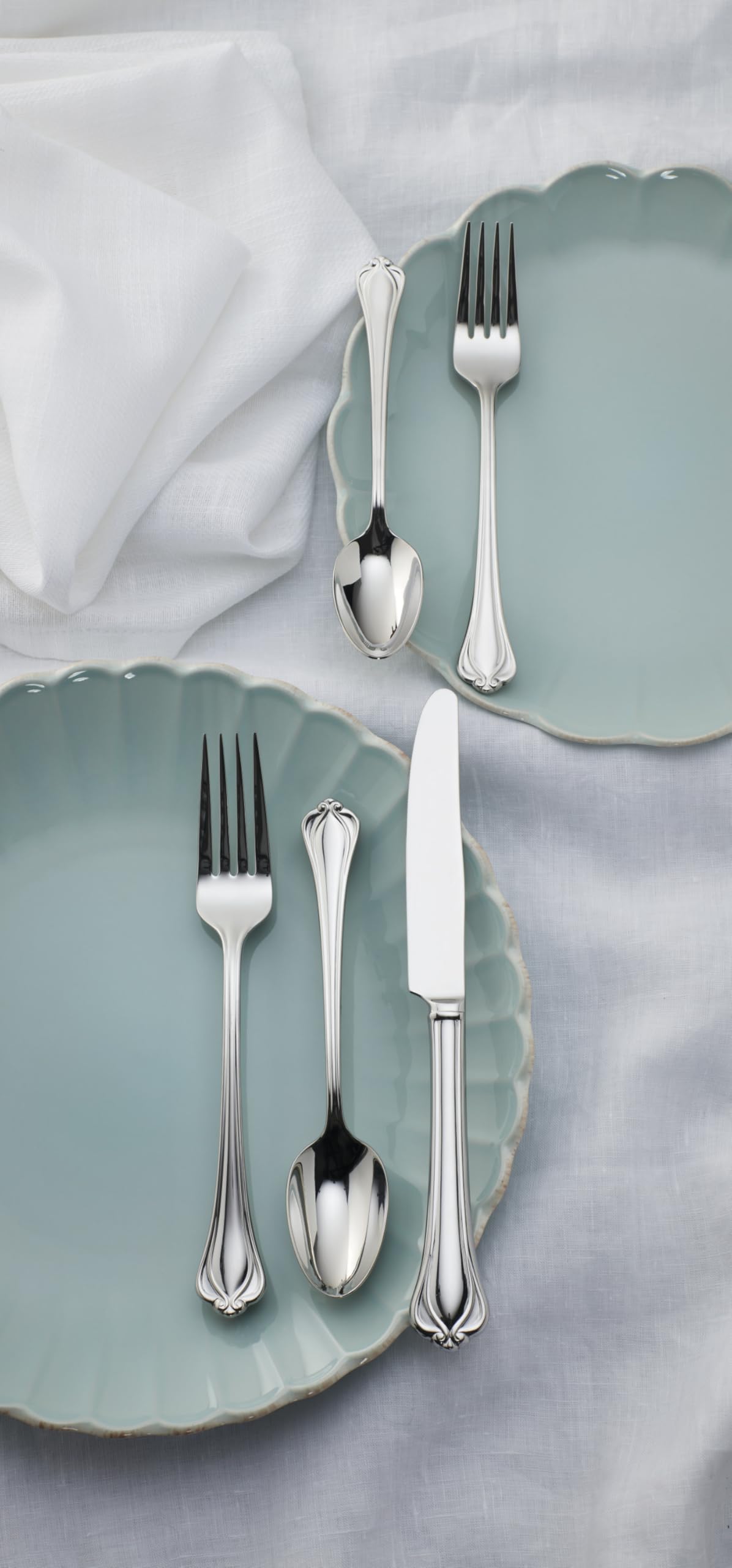Lenox Alcott serves a 5-piece serving set for entertaining.