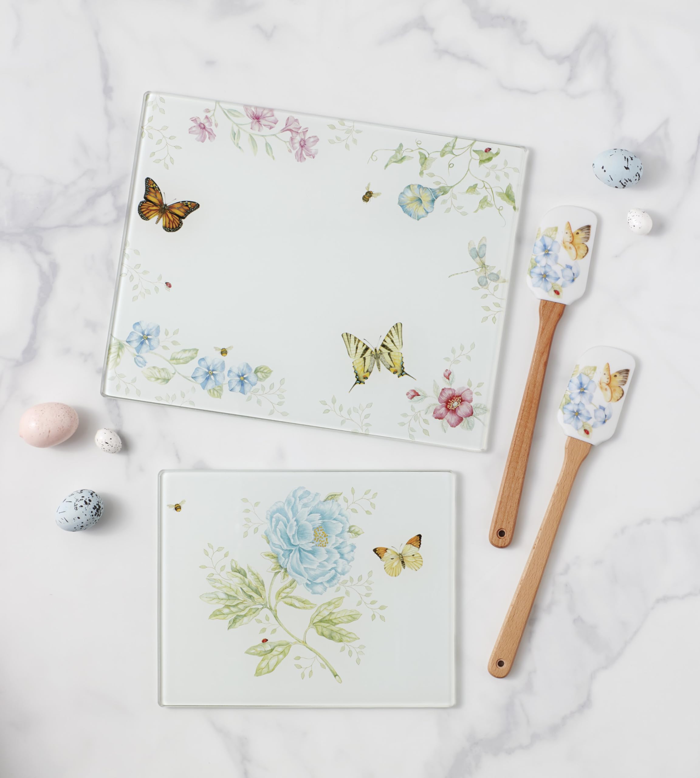 Durable glass surface of Lenox board resists knife marks and wipes clean.