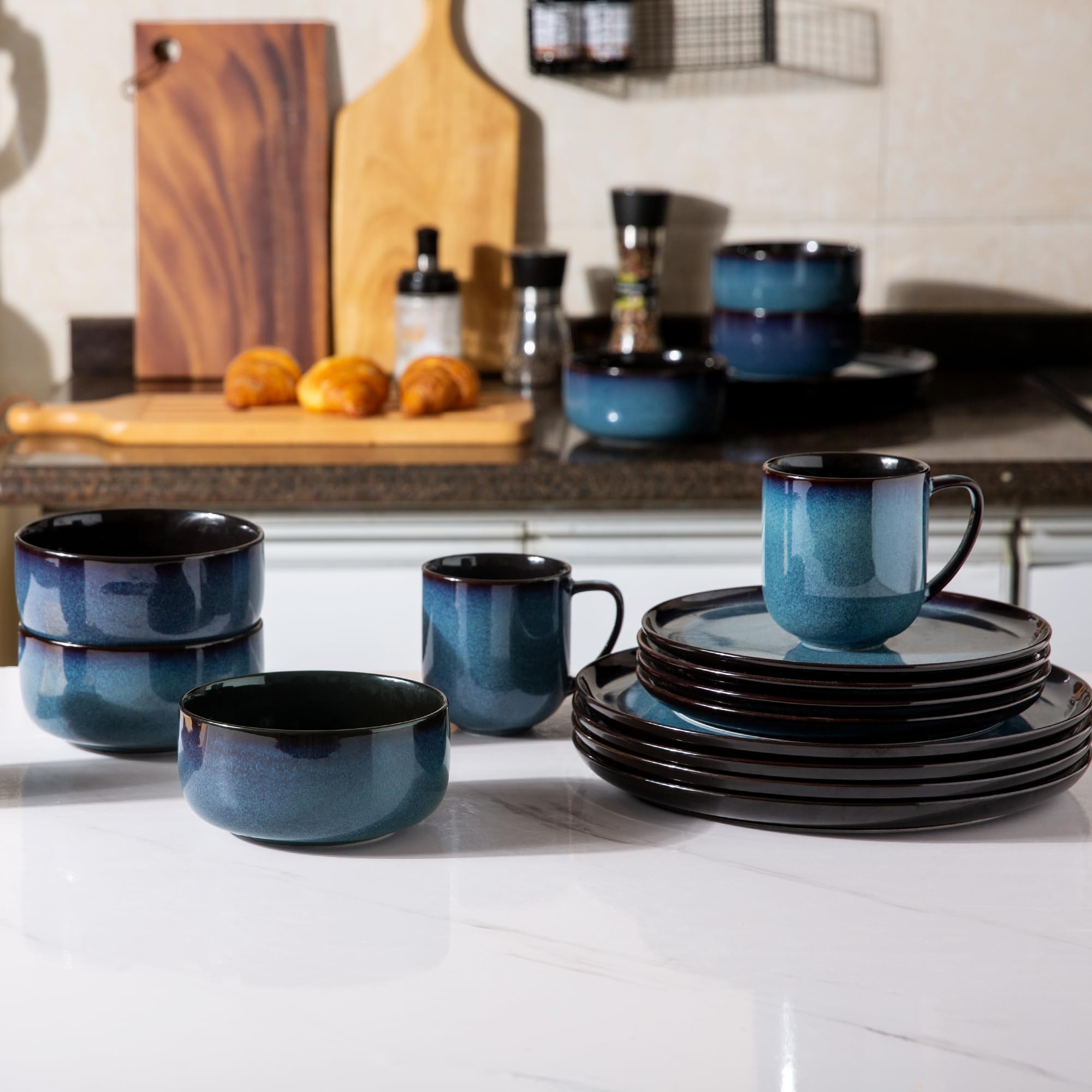 LERATIO elegant blue dinnerware set enhancing table presentation