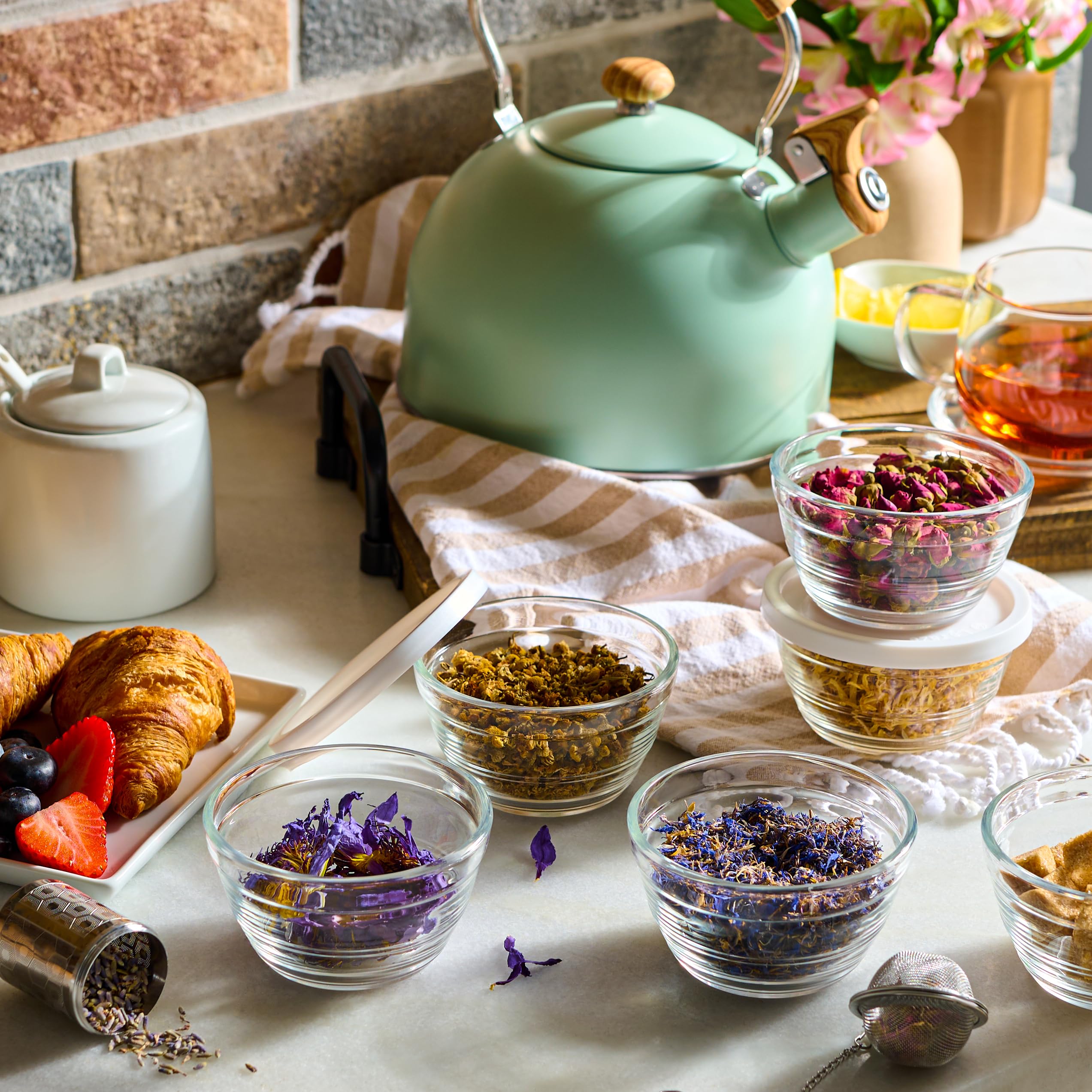 Le'raze 8oz bowls with lids highlighting leftovers neatly for easy storage.