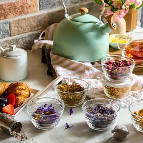 Le'raze 8oz bowls with lids highlighting leftovers neatly for easy storage.