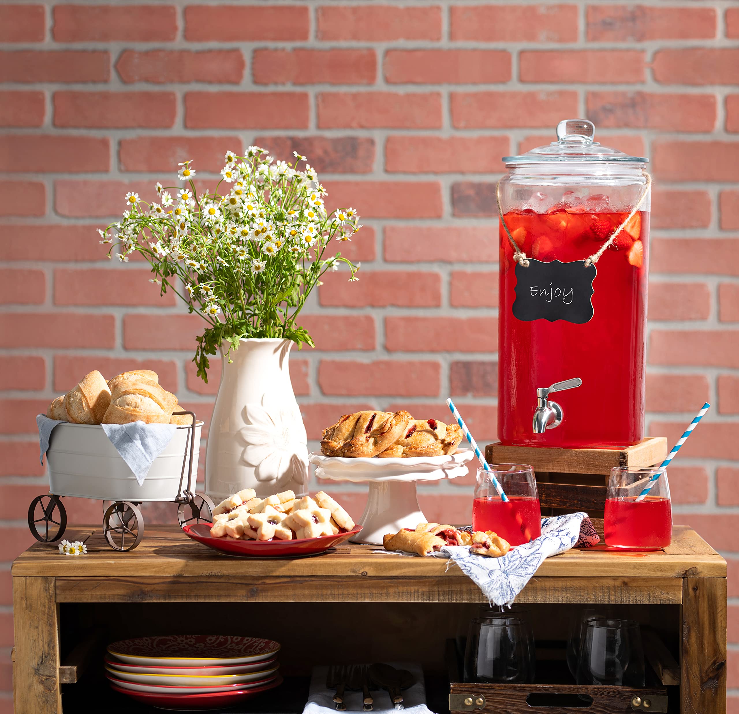 Le'raze glass beverage dispenser with wide-mouth lid ensuring freshness and easy refills.