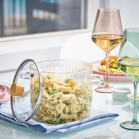 Le'raze 2L pot on the stove supporting soups and sauces with clear visibility.