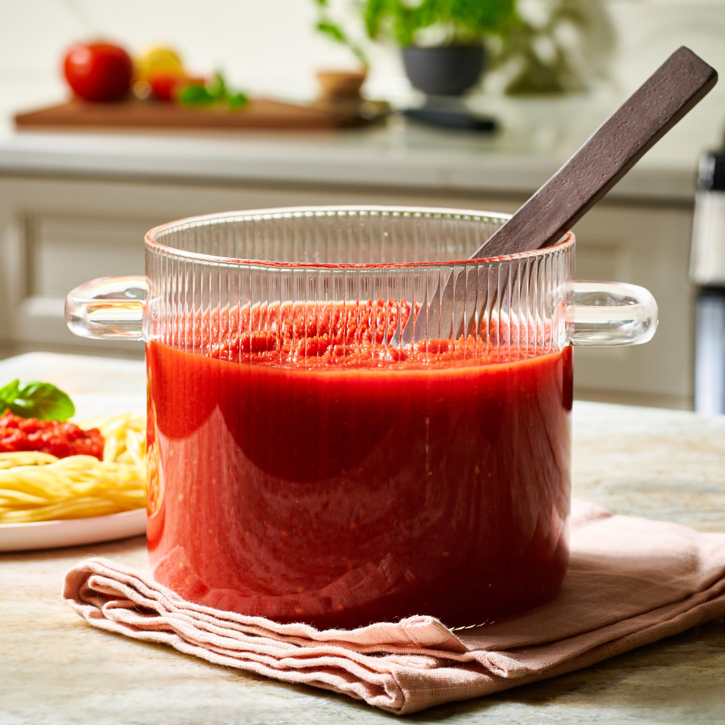 Le'raze glass lid that seals flavors while letting you watch cooking.