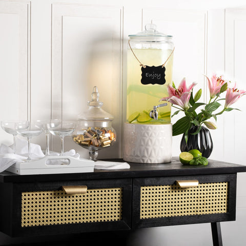 Le'raze leak-proof spigot keeps drinks tidy during gatherings.