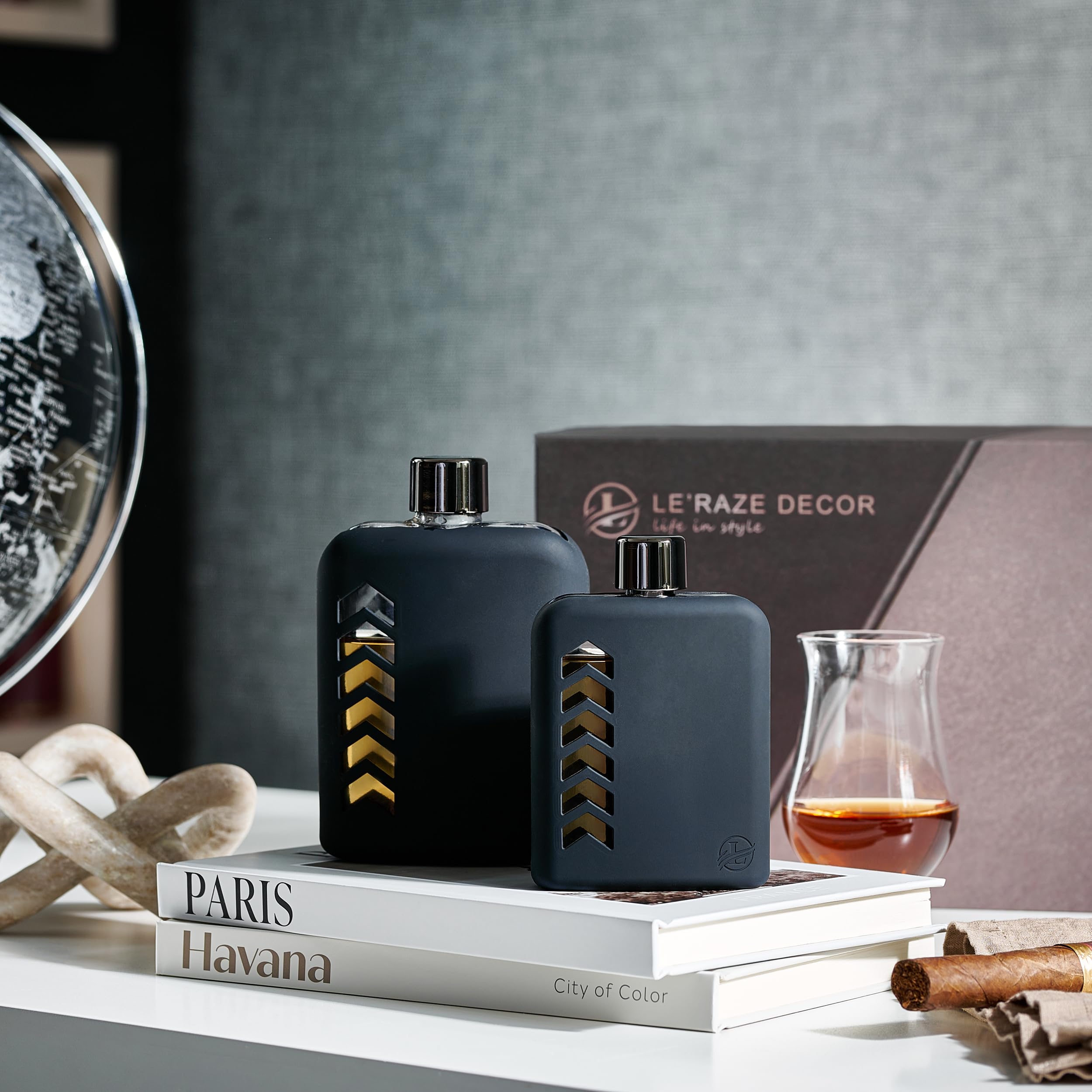 Le’raze metal cork-lined lid seals airtight protection during transport.