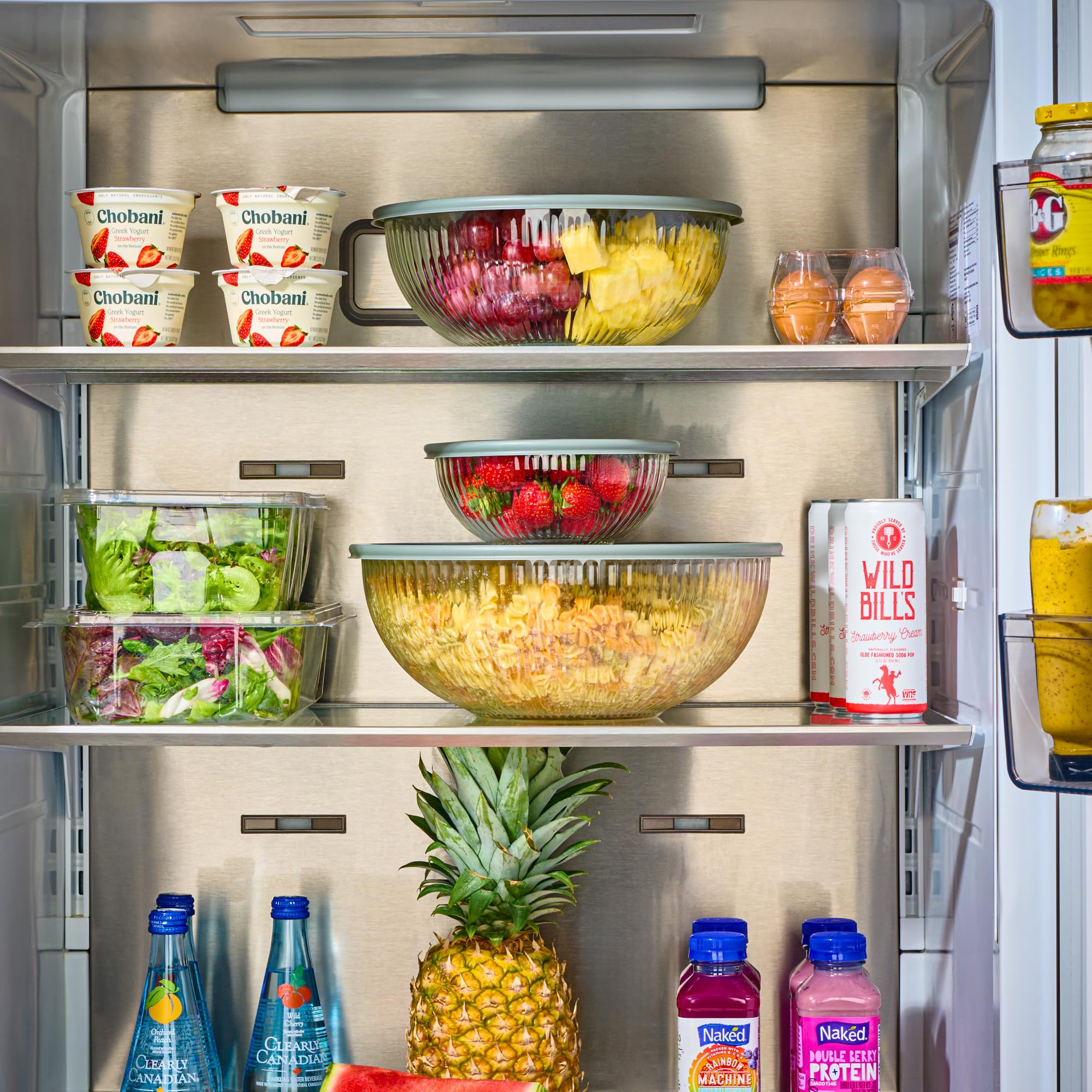 Le'raze microwave-safe glass bowls enable quick reheating and serving.