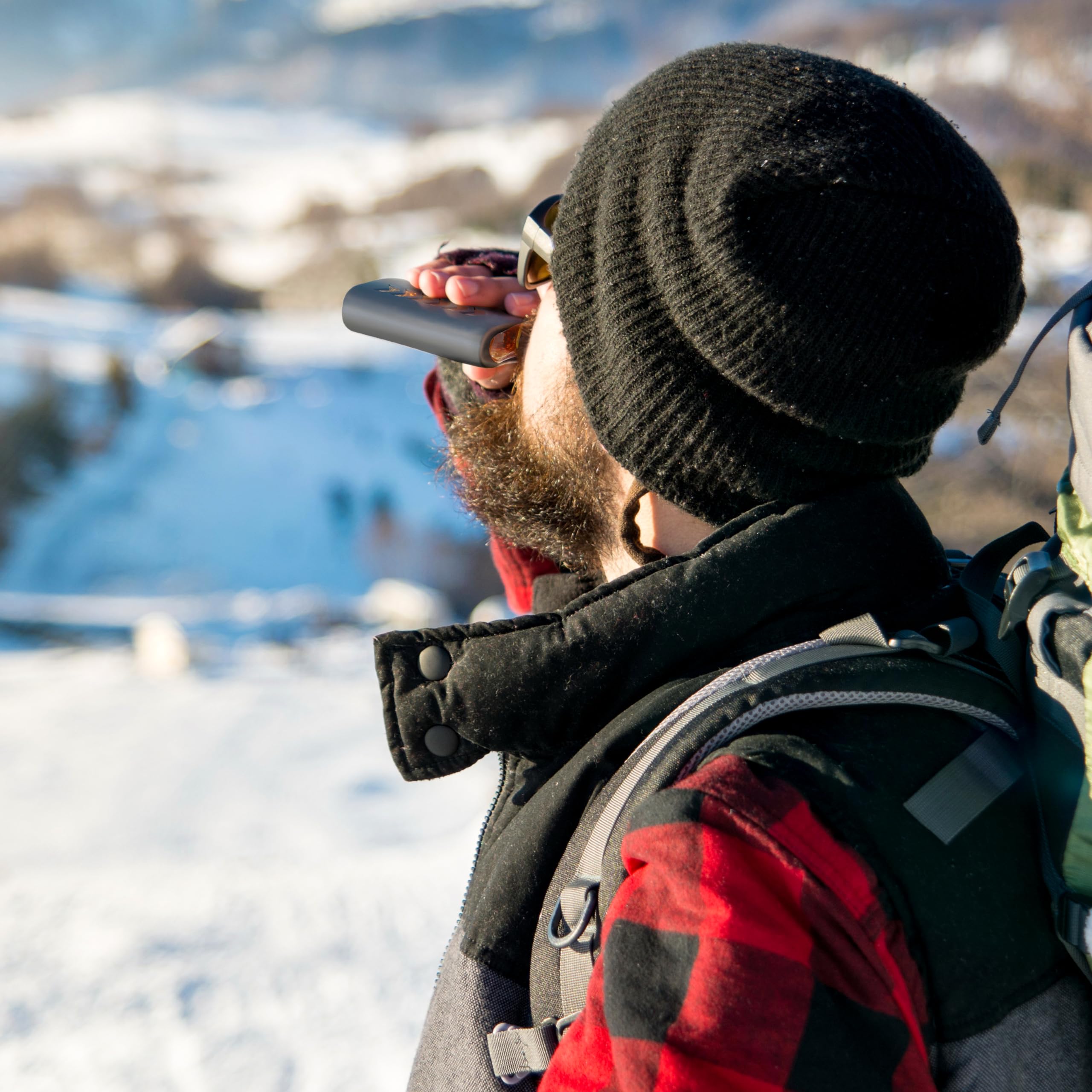 Le’raze plastic cork-lined lid keeps flavor intact with lightweight design.