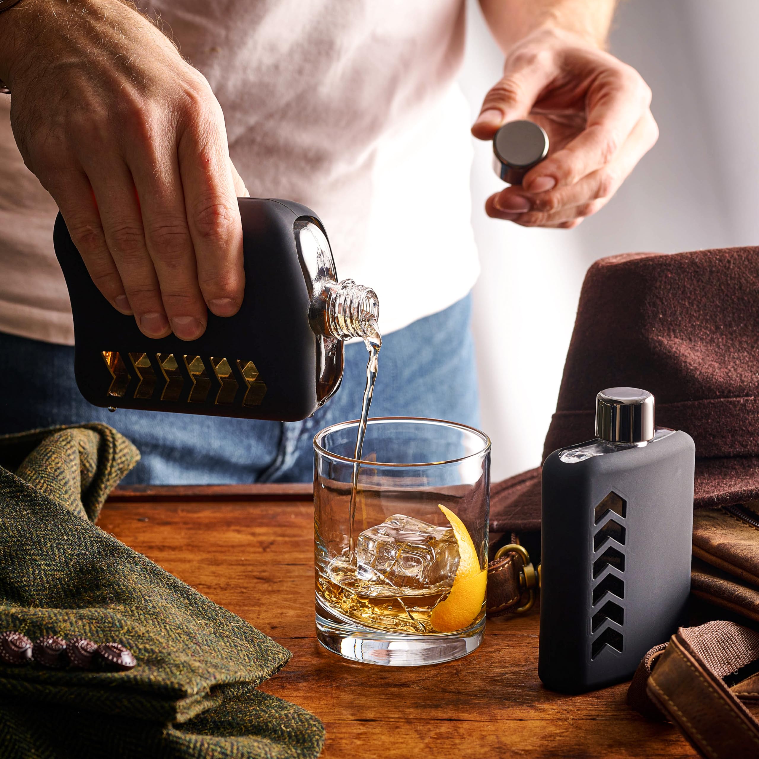 Le’raze small glass flask with sleeve fits compact pockets.